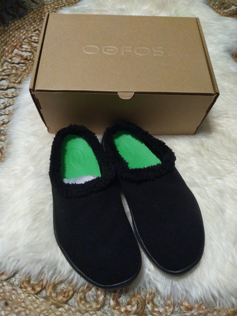 OOFOS Black Cozy Slip-On Mules with Bright Green Insole NIB Size 10.5